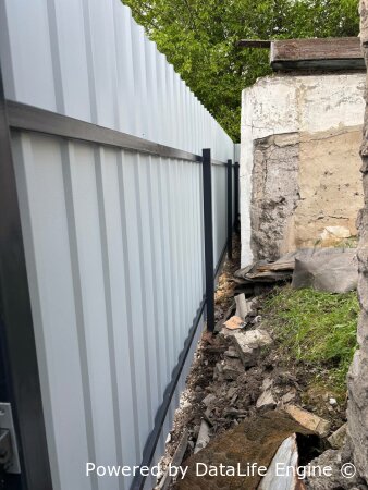 Перекосило забор после зимы: как выправить и что сделать, чтобы не повело снова Перекосило забор после зимы: как выправить и что сделать, чтобы не повело снова